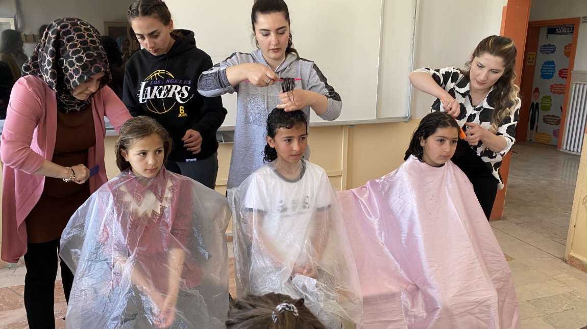 Halk Eğitim merkezinden gelen kursiyerler öğrencilerimize saç kesimi yaptı.